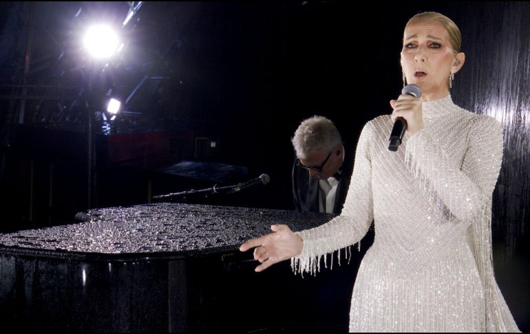 Céline Dion cantó “Himno al amor” y cerró de manera espectacular la inauguración. AP/Olympic Broadcasting