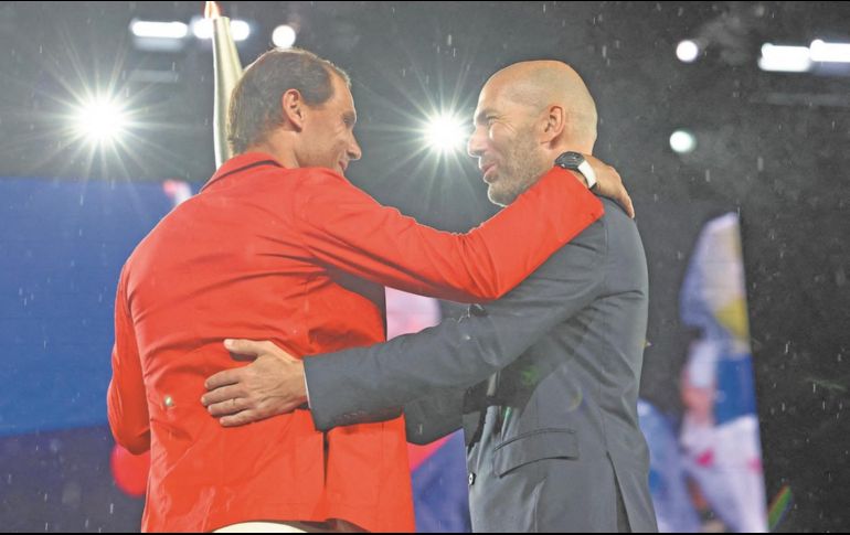 Rafa Nadal y Zinedine Zidane fueron parte del relevo de la antorcha. AFP/S. Lecocq