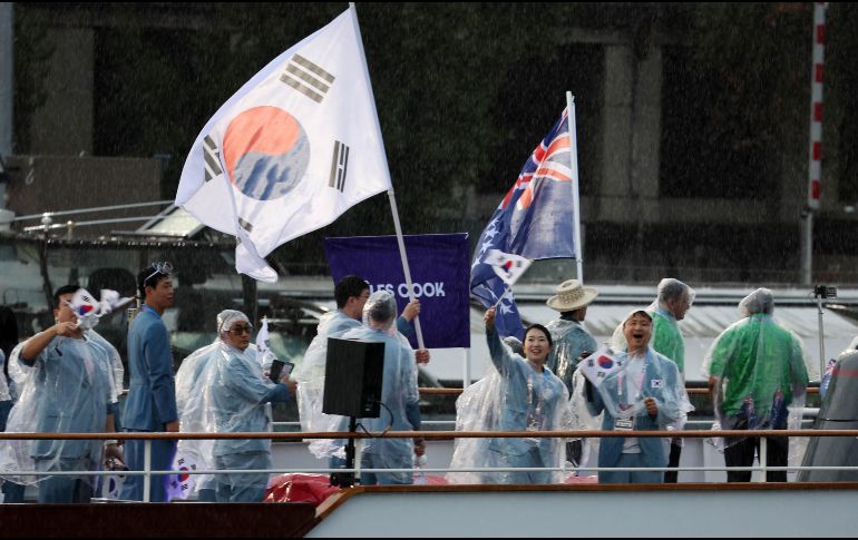 Cuando los surcoreanos agitaron su bandera en la embarcación que surcó el río Sena la noche del viernes, los parlantes les presentaron tanto en francés como en inglés como la República Democrática de Corea. EFE / Yonhap