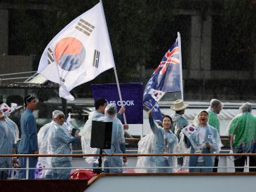 Cuando los surcoreanos agitaron su bandera en la embarcación que surcó el río Sena la noche del viernes, los parlantes les presentaron tanto en francés como en inglés como la República Democrática de Corea. EFE / Yonhap