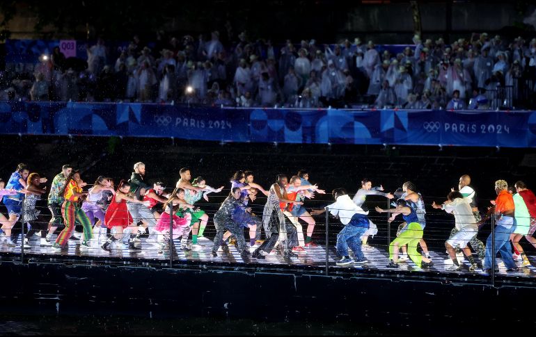 Con más de 3 mil bailarines y actores, que acompañaron a los deportistas en 12 escenas, se representó la cultura francesa a lo largo del emblemático Río Sena y frente a la majestuosa Torre Eiffel. Xinhua/ L. Jing.
