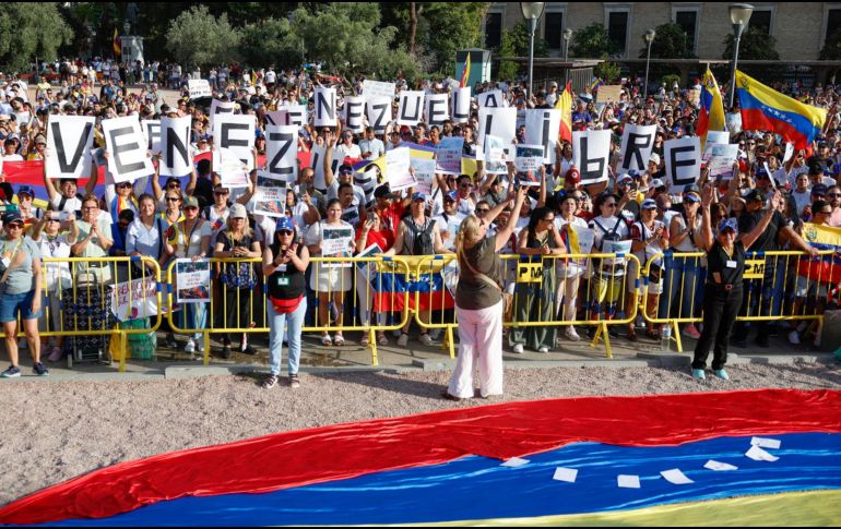 La concentración de Madrid, convocada por la oposición venezolana, se desarrolló sin incidentes en la emblemática plaza de Colón de Madrid. EFE/ MARISCAL