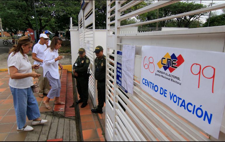 En estas elecciones, en las que compiten 10 candidatos, el presidente Nicolás Maduro busca continuar el legado del chavismo, en el poder desde 1999, mientras que González Urrutia se postula por primera vez. EFE / M. Caicedo