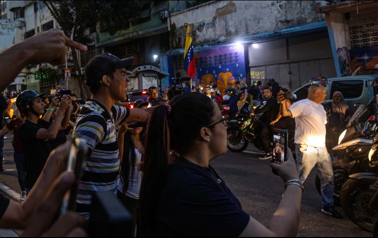 Varias decenas de motorizados que se identificaron como chavistas llegaron a un centro de votación en Caracas, donde se encontraban testigos opositores y ciudadanos que esperaban el comienzo del escrutinio de las elecciones presidenciales de este domingo.  EFE/ H. Chirinos