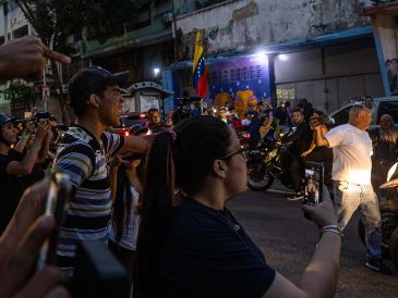 Varias decenas de motorizados que se identificaron como chavistas llegaron a un centro de votación en Caracas, donde se encontraban testigos opositores y ciudadanos que esperaban el comienzo del escrutinio de las elecciones presidenciales de este domingo.  EFE/ H. Chirinos