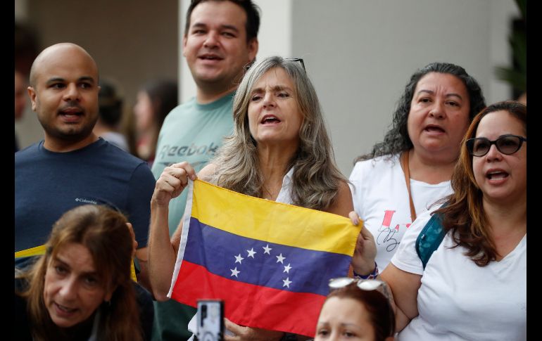 Seguidores de la líder opositora venezolana María Corina Machado gritan consignas a su llegada a votar en las elecciones presidenciales de Venezuela, en el consulado de Venezuela en Ciudad de Panamá. EFE/ B. Velasco