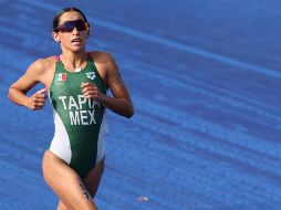 Rosa María Tapia y el resto de las competidoras tuvieron la dificultad de la calidad del agua del río Sena y el piso resbaladizo. EFE/M. Gutiérrez