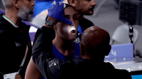 El combate entre la boxeadora italiana y la argelina de menos de un minuto ha desatado una ola de discusiones en redes sociales y en medios deportivos. EFE / EPA / YAHYA ARHAB