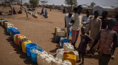 Tres camiones con suministros médicos esenciales, que incluyen alimentos terapéuticos, están 