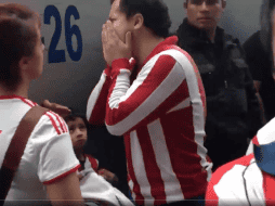 Un aficionado llorando el fracaso del Rebaño Sagrado. ESPECIAL / X @LAGalaxy_Es