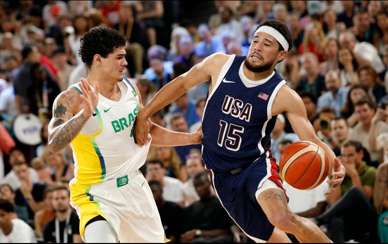 Devin Booker (der.) fue el mejor anotador de Estados Unidos al sumar 18 puntos. EFE/C. Breheman
