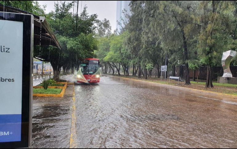 Inundación sobre Avenida México y Leñadores. EL INFORMADOR / ARCHIVO