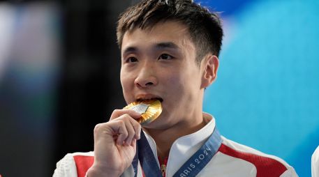 Cao Yuan defendió su título en la plataforma de 10 metros y con eso, China logró lo impensable. AP / Lee Jin-man