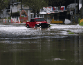 Fotografía de una carretera inundada tras el paso del huracán Ernesto, en Dorado (Puerto Rico). EFE/ Thais Llorca