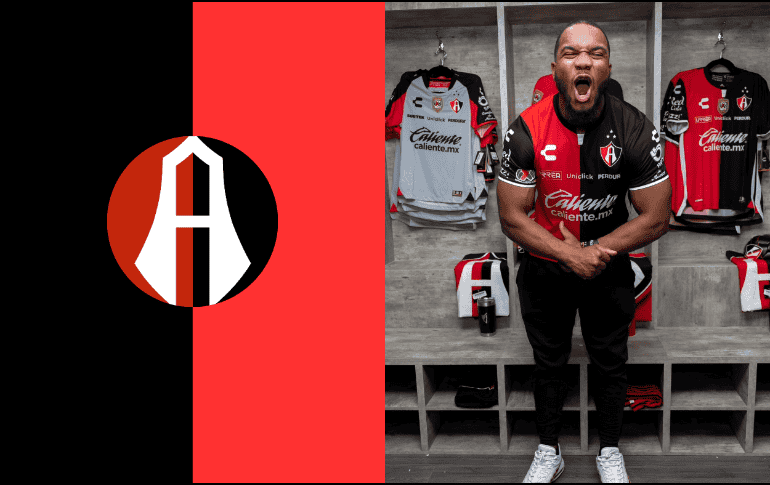 J. K. Dobbins portando una camisa del Atlas en su visita a Jalisco en el 2023. ESPECIAL/@AtlasFC