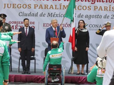 La escolta que recibió la bandera de manos del Presidente Andrés Manuel López Obrador estuvo conformada por los atletas Kenia Villalobos, Karina Hernández, Juan Diego García, Kenya Lozano y Luis López. X / @Conade