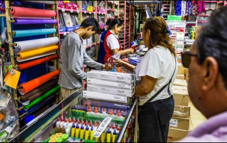 El canal de compra preferido por los hogares mexicanos son los presenciales, es decir, acudir a las tiendas físicas, con 93%. EL INFORMADOR/ARCHIVO