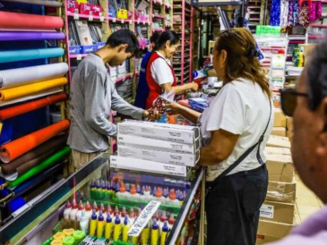 El canal de compra preferido por los hogares mexicanos son los presenciales, es decir, acudir a las tiendas físicas, con 93%. EL INFORMADOR/ARCHIVO