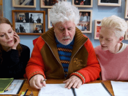 Almodóvar es conocido por su estilo único, que combina elementos de la comedia, el drama, el melodrama y el cine de autor. 