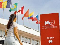 La ciudad de Venecia ya luce colmada con los afiches promocionales del festival a unas horas de su inicio. EFE