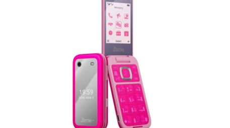 Un gadget digno de colección que definitivamente no puede pasar desapercibida entre las fanáticas de Barbie. ESPECIAL / HMD BARBIE PHONE