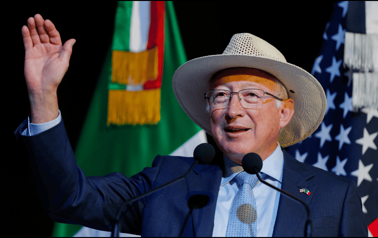 El embajador de Estados Unidos en México, Ken Salazar, habla durante la Tercera Convención Binacional 2024 este miércoles, en la Ciudad de México. EFE/I. Esquive