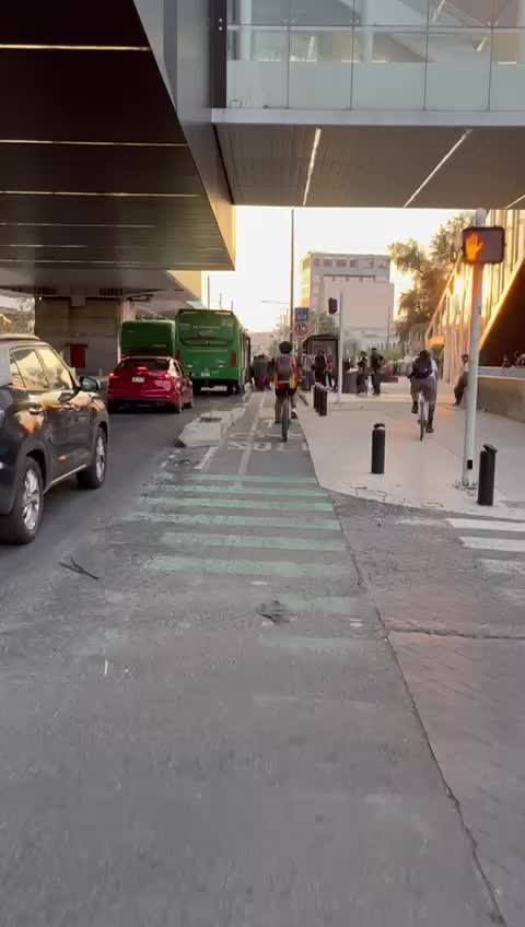 Cada día, los peatones enfrentan dificultades al tratar de acceder al transporte público, ya que deben transitar por la ciclovía, lo que no solo perjudica a los ciclistas, sino que también pone en riesgo su propia seguridad