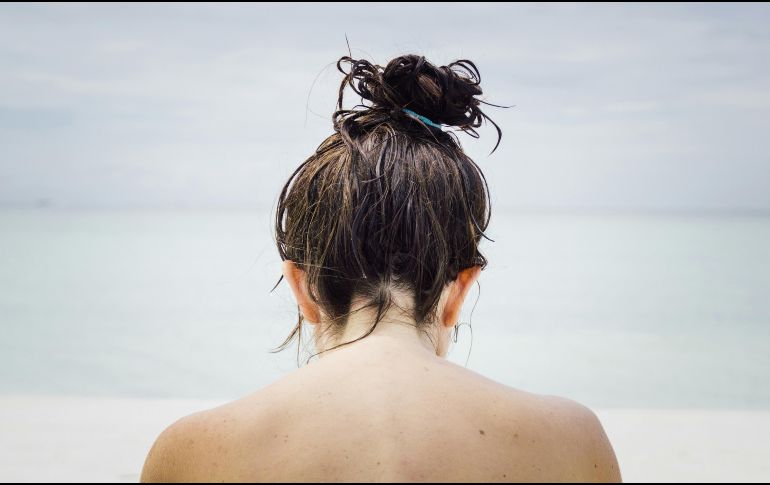 El cabello húmedo puede enredarse y desarrollar puntas abiertas, lo que resulta en la ruptura de muchas fibras capilares durante el peinado.  UNSPLASH/Chris Slupski