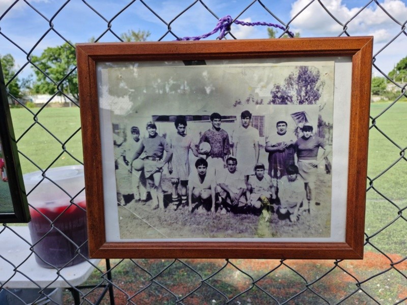 En la malla que cierra el perímetro del campo se colgaron algunas fotografías donde se recuerdan algunos partidos memorables de la tradición. ESPECIAL 