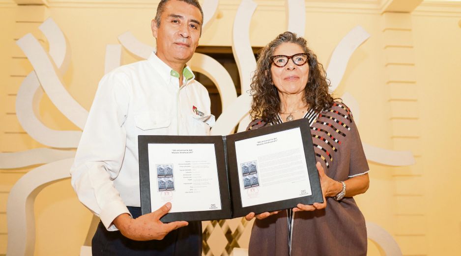 Víctor Bajonero Hernández (gerente estatal de Sepomex en Jalisco) y Maribel Arteaga Garibay (directora del MUSA), durante el evento. EL INFORMADOR/ H. Figueroa