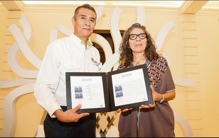 Víctor Bajonero Hernández (gerente estatal de Sepomex en Jalisco) y Maribel Arteaga Garibay (directora del MUSA), durante el evento. EL INFORMADOR/ H. Figueroa