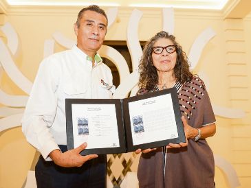 Víctor Bajonero Hernández (gerente estatal de Sepomex en Jalisco) y Maribel Arteaga Garibay (directora del MUSA), durante el evento. EL INFORMADOR/ H. Figueroa