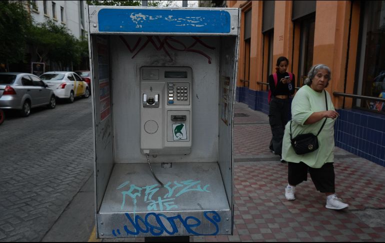 Cabina telefónica. Esta herramienta de comunicación estorba el paso a los transeúntes en el cruce de las calles Enrique González Martínez y Pedro Moreno. EL INFORMADOR/J. Urrutia