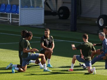 Rodri (centro) en el entrenamiento del Manchester City. Las perspectivas para las temporadas 2024-25 y 2025-26 son de una mayor congestión de partidos.  EFE/A. Vaughan