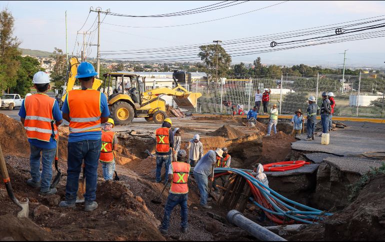 El socavón provocó el desabasto de agua, gas y luz. EL INFORMADOR/ H. Figueroa.