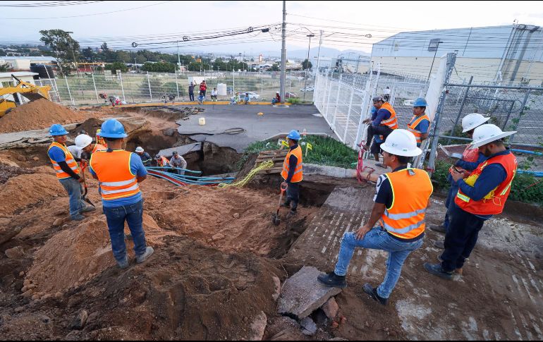 El socavón provocó el desabasto de agua, gas y luz. EL INFORMADOR/ H. Figueroa.