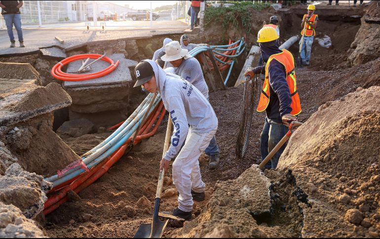 El socavón provocó el desabasto de agua, gas y luz. EL INFORMADOR/ H. Figueroa.