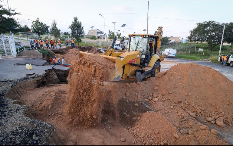 El socavón provocó el desabasto de agua, gas y luz. EL INFORMADOR/ H. Figueroa.