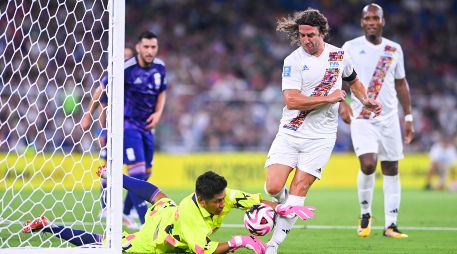 Campos, con su mítico traje multicolor, detiene una aproximación de Carles Puyol. IMAGO7