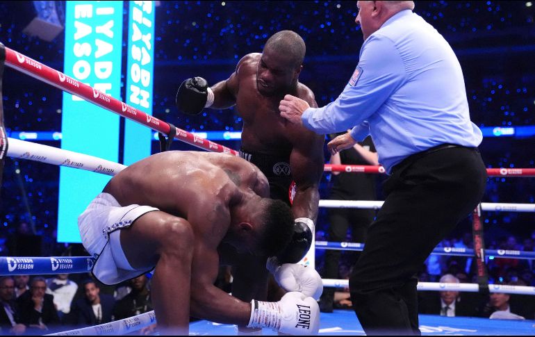 Dubois tumbó cuatro veces a su rival, entre ellas la que le dio el triunfo en el quinto round. AP/B. Collyer