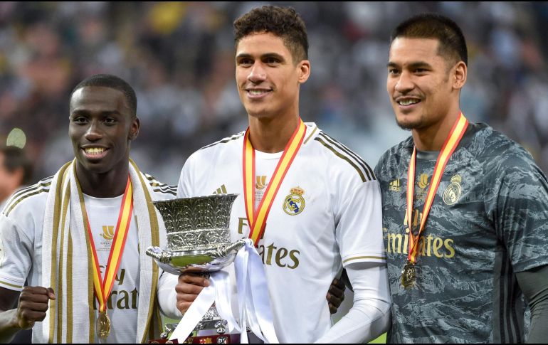 Varane (c) lo ganó todo a lo largo de su carrera. AFP / ARCHIVO