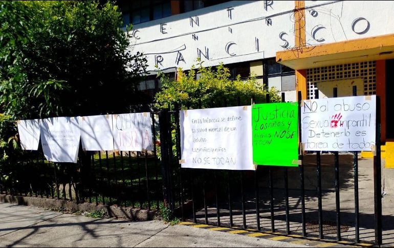 La mamá de la víctima fue quien denunció la agresión y juntó a más personas para congregarse afuera del inmueble educativo. ESPECIAL