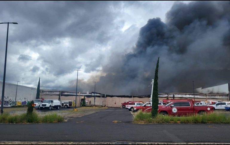 En total trabajan 130 elementos de Protección Civil y Bomberos de Guadalajara, Zapopan, Tonalá y Tlaquepaque. Además, personal de Servicios Médicos de Zapopan, de SAMU Jalisco y de la Secretaría de la Defensa Nacional también trabajan en el lugar. EL INFORMADOR / O. González