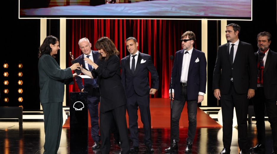 Jornada de gloria. Talento de la cinta “Tardes de soledad”; su director, Albert Serra, luce unos lentes oscuros. EFE/J. Herrero