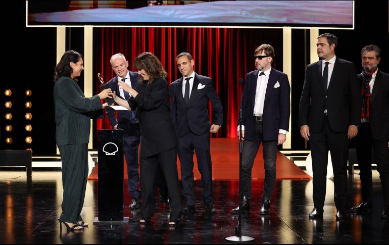 Jornada de gloria. Talento de la cinta “Tardes de soledad”; su director, Albert Serra, luce unos lentes oscuros. EFE/J. Herrero