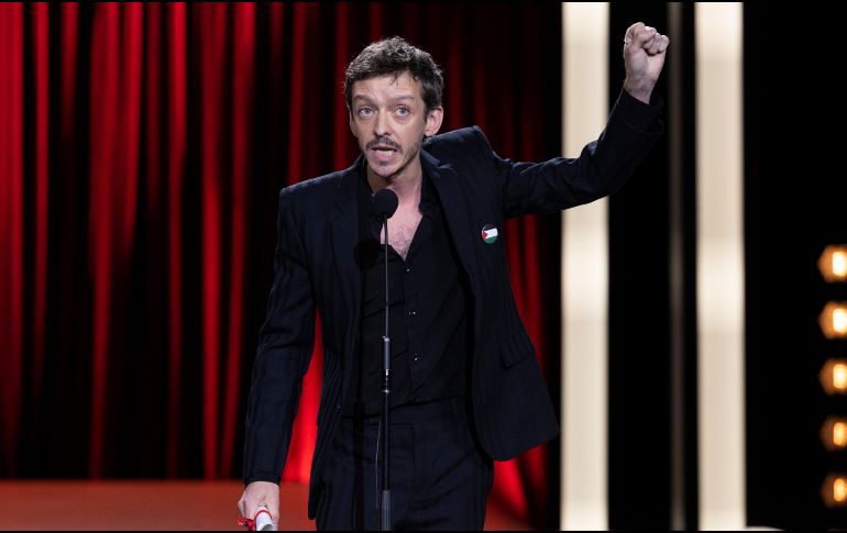 El actor argentino Nahuel Pérez Biscayart reacciona feliz al recibir el premio “Horizontes” a la Mejor Película Latinoamericana por “El jockey”. EFE/J. Herrero