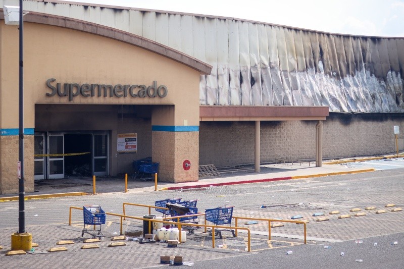 En cuestión de minutos, el fuego se ha propagado rápidamente por el lugar, causando preocupación e incertidumbre entre los vecinos. EL INFORMADOR / H. Figueroa