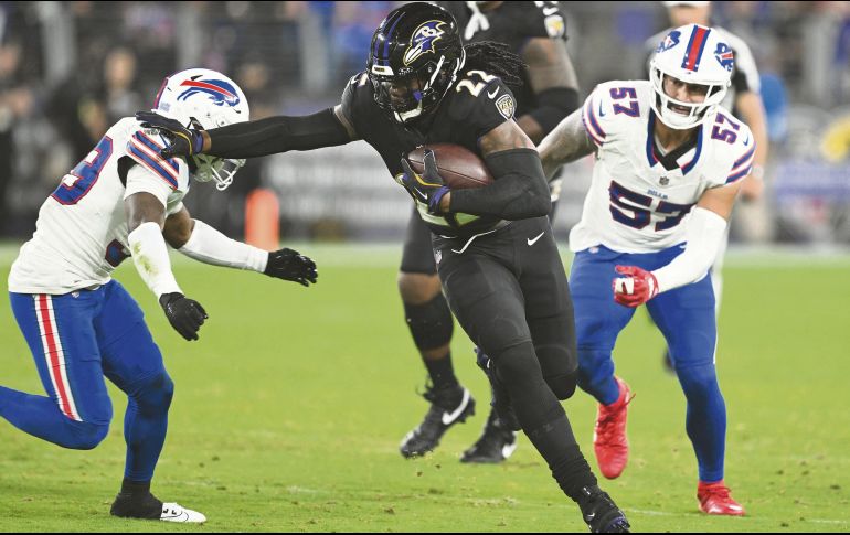 Derrick Henry (#22) se quedó a una yarda de su séptimo juego con 200 o más por tierra. AFP