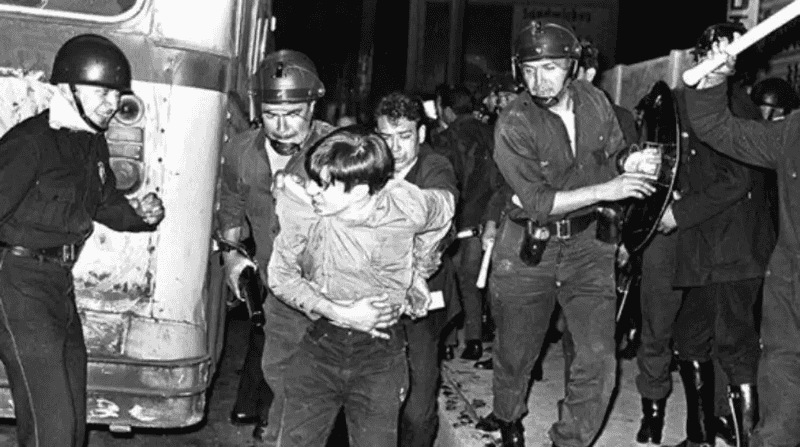 El movimiento estudiantil que había estado creciendo en el país, con demandas por libertad, justicia y democracia, fue brutalmente reprimido el 02 de octubre de 1968 por el gobierno de Gustavo Díaz Ordaz. GACETA UNAM/ gaceta.politicas.unam.mx