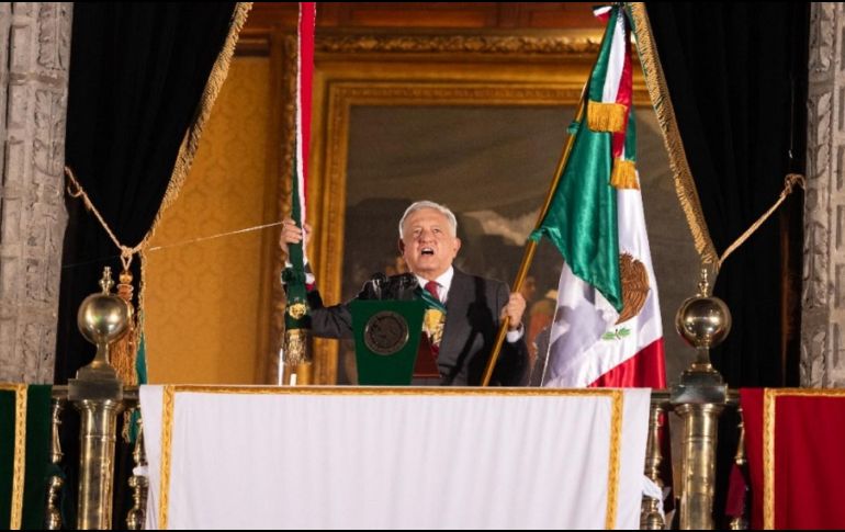 La noche del pasado 15 de septiembre, el entonces Presidente López Obrador encabezó su última ceremonia del Grito de Independencia. ESPECIAL / EFE